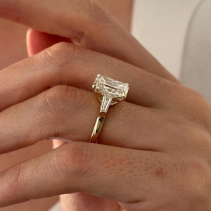 Bague de fiançailles de luxe en or jaune 14 carats avec diamant de laboratoire allongé radiant de 5 carats, pureté E VVS2, trois pierres, certifiée IGI, tendance - Product Image 5