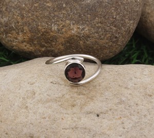 แหวนโกเมนสีแดงธรรมชาติ 925 เงินสเตอร์ลิง โมซัมบิก โกเมน พลอยแหวนผู้หญิง หินประจำเดือนมกราคม คลาสสิก งานแต่งงาน งานละเอียด - Product Image 2