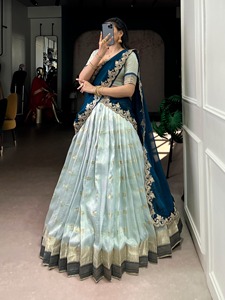 Lehenga Choli Paithani de Tela Suave con Trabajo de Tejido Kota Zari - Color Blanco Hueso - Product Image 3