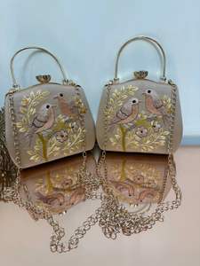 Bolso de Mano Clásico de Terciopelo Bordado con Diseño de Media Luna y Perlas, Elegante Bolso de Noche con Correa de Cadena - Product Image 5