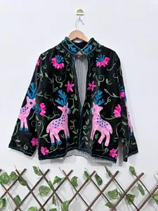 Veste Suzani en velours noir de qualité supérieure, brodée de fleurs, avec motif cerf, manches longues, col montant, faite à la main, style bohème, pour l'automne - Product Image 2