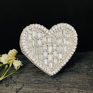 Anillo Unisex de Plata de Ley 925 con Incrustaciones de Circonitas en Forma de Corazón, Chapado en Oro y Rodio, Estilo Hiphop, para Regalos de Aniversario o Boda - Product Image 1