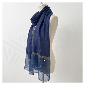 Bufanda Larga de Chifón para Mujer, Color Azul Sólido, Elegante, con Detalle de Perlas Bordadas, Accesorio de Moda para Todas las Temporadas, Multifuncional - Product Image 3