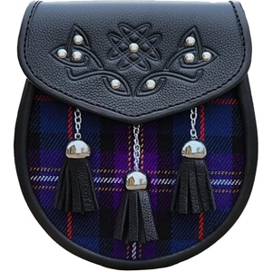 Sporran en cuir noir de qualité supérieure avec motif écossais bleu, rabat clouté à motifs celtiques et trois pompons – Accessoire traditionnel pour kilt écossais - Product Image 1