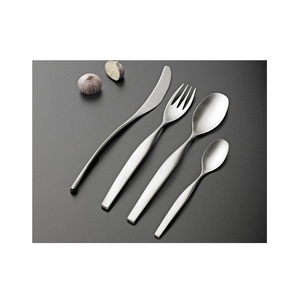 Couverts en métal, accessoire de repas de signature, conçus pour favoriser une présentation élégante des aliments et un confort de service à table résidentiel - Product Image 3