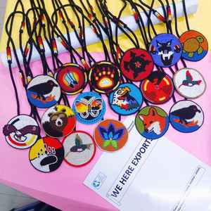 Collar con Colgante de Águila Hecho a Mano con Cuentas Negras, Blancas, Marrones, Amarillas, Naranjas y Rojas, Cordón Largo para Uso Artístico y Cultural - Product Image 4