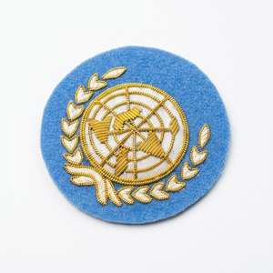 Parche Redondo Azul Bordado con Hilo Dorado, Estilo Emblema de Globo y Corona de Olivas, para Prendas de Tela, Gorras y Blazers - Product Image 1