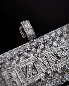 จี้เพชรโมอิสซาไนต์ทรงบาแกตต์แบบ Iced Out พร้อมตัวอักษรชื่อ  ทำจากเงินแท้ 925 ดีไซน์หรูหรา สไตล์ฮิปฮอป แร็ปเปอร์  ประดับเพชร  ผ่านการทดสอบคุณภาพเพชร - Product Image 2
