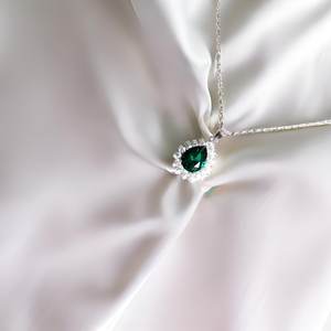 Pendentif en argent sterling avec émeraude en forme de goutte, serti de halo de zircons cubiques, bijoux en pierres précieuses faits à la main pour femmes et enfants, vente en gros - Product Image 3