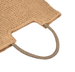 Découvrez la touche d'élégance estivale ultime avec ce magnifique sac en fil naturel, conçu avec une poignée robuste et un intérieur spacieux. - Product Image 2