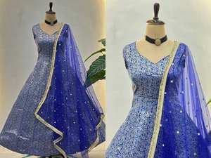 Una tradición digna de celebrar. Desde los tonos profundos del azul medianoche hasta el encanto del rosa fucsia, elige tu paleta para la temporada de bodas. - Product Image 5