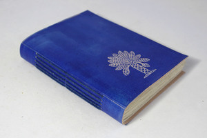 Carnet en cuir bleu roi avec bananier symbolique gravé et fait semblant d'être sculpté, relié en cuir de chèvre souple - Product Image 2