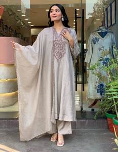 Conjunto Étnico para Mujer: Top de Algodón Muselina con Bordado Elaborado, Pantalón Liso con Borde Bordado y Dupatta con Bordado Interno Completo - Product Image 3