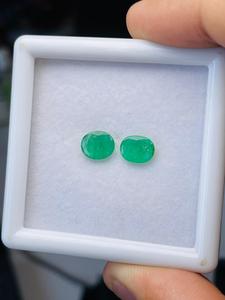 Paire d'émeraudes naturelles de Zambie, taille ovale, 2,12 carats, qualité AAA, belle couleur, coupe et polissage parfaits pour la création de bijoux. - Product Image 1
