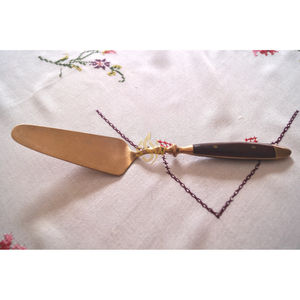 Servidor de Pastel Premium con Diseño Único en el Mango, Perfecto para Fiestas de Cumpleaños y Celebraciones, Ideal para Mesa y Regalos, de la India - Product Image 1