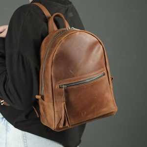 Mini Mochila de Cuero Genuino con Logotipo Personalizado Premium, Mochila Pequeña de Piel de Vaca para Mujer, Bolso de Viaje de Diseño para Damas LSBP-0110 - Product Image 1