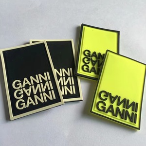 Badges en silicone personnalisés en gros à prix d'usine avec motifs cœur, fleur et lettres pour vêtements de mode - Product Image 1