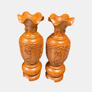 Une paire de vases sculptés en bois de rose massif, chacun d'une hauteur de 38 cm. - Product Image 4