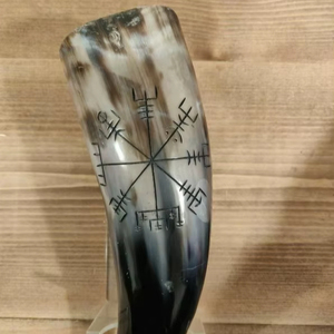 Chope en corne de Viking faite à la main, corne naturelle pour boire de la bière, de l'ale ou du miad, cadeau rustique nordique médiéval - Product Image 1