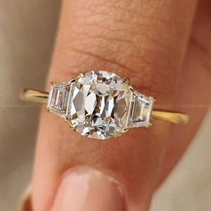 Bague en diamant taille coussin spectaculaire avec sertissage latéral en forme de trapèze et motif inspiré des mines anciennes - Product Image 4