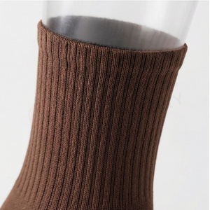 Chaussettes ras du cou pour hommes, personnalisables, antidérapantes, couleur unie, tricotées, respirantes, en coton et élasthanne, pour usage quotidien en automne, coupe classique - Product Image 4