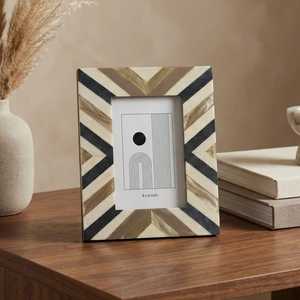 Cadre photo artisanal en résine et os incrusté – Motif mosaïque vibrant, taille personnalisée, orientation verticale pour table - Product Image 5