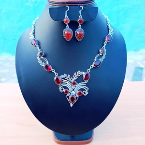 Pendentif élégant en argent sterling avec grenat rouge, bijou de pierres précieuses, cadeau d'anniversaire - Product Image 1