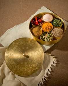 Boîtes à épices en laiton doré, article cadeau, Masala Dabba à 9 compartiments, couvercle martelé, moderne, léger, écologique, qualité alimentaire - Product Image 6