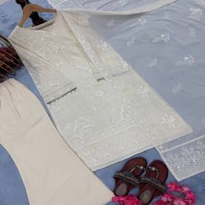 Conjunto VASTRA COTTAGE de Blusa Georgette y Pantalón Plazzo con Bordado de Manga Larga, Moti Latkan, Forro de Micro Algodón y Dupatta a Juego - Product Image 1