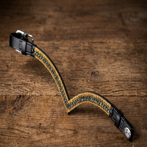 Diadema para caballo de cuero de búfalo negro grueso con forma de V profunda, con cadena de cristales dorados de 3 filas y diamantes de imitación. - Product Image 1