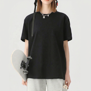 เสื้อยืดคอกลมแขนสั้นสีดำสำหรับผู้ชาย ผ้าเจอร์ซีย์ถักลายเรียบ โลโก้ด้านหน้า ทรงปกติ ผ้าฝ้าย 100% สวมใส่สบาย เป็นมิตรกับสิ่งแวดล้อม - Product Image 1