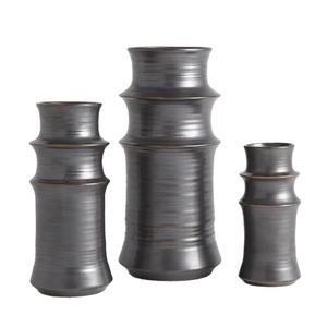 Juego de 3 floreros de fundición de aluminio usados para hotel y cafetería antiguos negros mate de alta calidad en forma de Pilar - Product Image 1