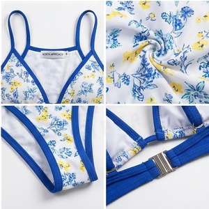 Ensemble de bikini à imprimé floral pour femmes, haut à col licou, bas string, maillot de bain extensible à bordure bleue - Product Image 4