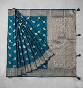 Sari en satin de soie très demandé pour les occasions spéciales, au toucher luxueux et à l'apparence élégante pour femmes, disponible à la vente - Product Image 1