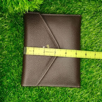 Dompet Amplop Pria Kulit Sapi Bertekstur Cetak Bunga Elegan Desain Lipat Dua yang Canggih Dengan Kancing Jepret Aman 2026