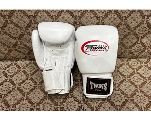 Gants de boxe Muay Thai blancs de qualité supérieure, en cuir de vache véritable, équipement de combat, design et logo personnalisés, légers - Product Image 4