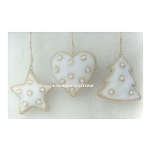 Adorno Navideño Colgante para Árbol de Navidad con Forma de Papá Noel en Tela Multicolor con Bordado Dorado Zari y Trabajo de Cuentas - Product Image 4