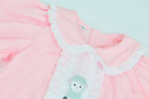 Combinaison rose pour bébé avec broderie à la main |   Combinaison à manches longues pour bébé |   Vêtements pour bébé faits à la main sur mesure - Product Image 3