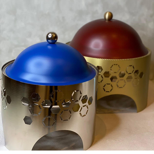 Plat à chafing élégant en métal doré et bordeaux avec couvercle en dôme à découpes hexagonales et bouton élégant pour la décoration de table moderne - Product Image 6