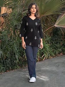 Kurti long imprimé en rayonne pour femme, à manches longues, col en V, tenue ethnique décontractée - Product Image 2
