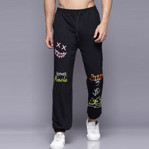 Pantalon de jogging décontracté pour homme en coton noir, taille élastique avec cordon de serrage, style urbain, motif lettres imprimées, collection automne - Product Image 1