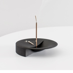 Porta Incienso de Cerámica Minimalista, Negro, con Recipiente Inclinado para Cenizas, Quemador de Incienso Geométrico Abstracto, Bandeja Tipo Embudo - Product Image 1