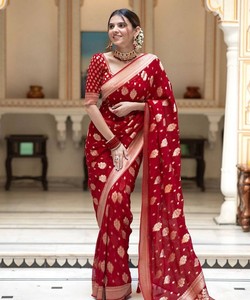 Sari de Seda Rojo con Estampado de Lámina Dorada, Traje Tradicional Indio para Bodas, para Mujer, Largo hasta el Suelo, Corte Regular, Sin Arrugas - Product Image 1