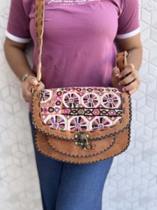 กระเป๋าหนังแท้ทำมือสไตล์บันจารา กระเป๋าสะพายไหล่สไตล์ยิปซี ดีไซน์เก๋ ใช้งานได้หลากหลาย กระเป๋าปักลายเก๋ไก๋สำหรับผู้หญิง - Product Image 5