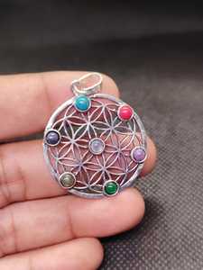 Pendentif en laiton naturel 7 chakras |   Pendentif en cristal de guérison fait main |   Pendentif de collier en laiton plaqué argent avec pierres précieuses - Product Image 3