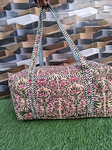 Bolsa de Viaje Acolchada de Algodón Hecha a Mano, Estilo Bohemio, con Cierre de Cremallera, Bolsa de Lona Grande para Viajes Cortos, con Origen en Rajasthan - Product Image 5