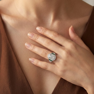 Bague de mariage classique en or blanc massif 18 carats de haute qualité, sertie de diamants et d'émeraudes taille brillant, fabriquée en Chine - Product Image 3