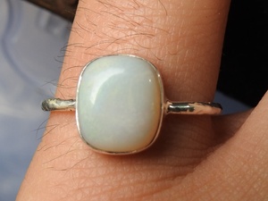 Bague de mariage australienne en opale multi-feu - Argent - Pierre de naissance d'octobre - Opale solide - Taille US 6.5 - Fabrication artisanale classique à griffes - Product Image 5