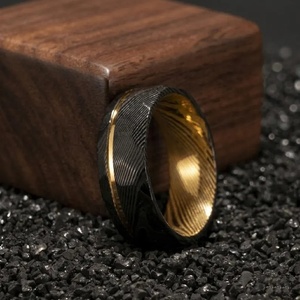 Anillo de Boda de Acero de Damasco Hecho a Mano, Proveedor OEM Personalizado, Anillo para Hombre, Tendencia 2026, Más Vendido, Chapado en Oro para Padrinos de Boda, Color Personalizado - Product Image 2