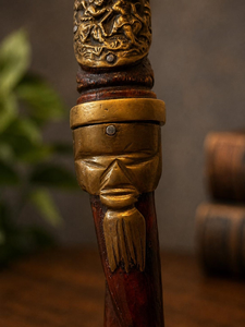Canne de marche en bois artisanale, bâton décoratif vintage avec poignée courbée et détails métalliques, cadeau classique - Product Image 5